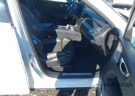 2018 Volvo Xc60 Hybrid T8 R-Design z USA, uszkodzony, nr VIN YV4BR0DM4J1003424